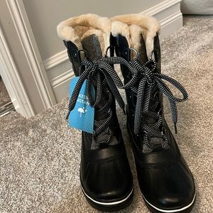Black water resistant tie up boots. NWT